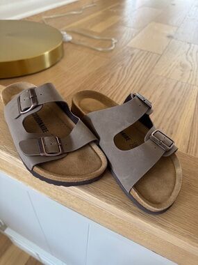 Cushionaire sandals size 6